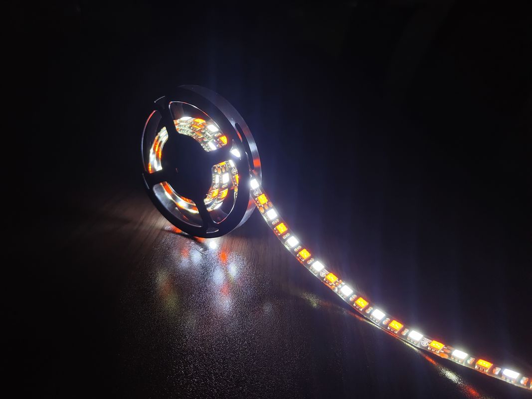 屋外の装飾のための注文IP65 12V 96leds/Mの5050 CCTによって導かれるストリップ