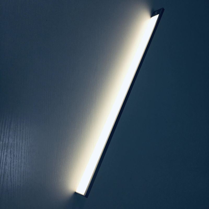 食器棚の屋内照明LED夜ライトの下の6500Kセンサー ライト階段への2700K